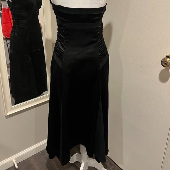 Laundry black halter top dress with ruched sides and two toned material, Size 4 - Picture 8 of 9